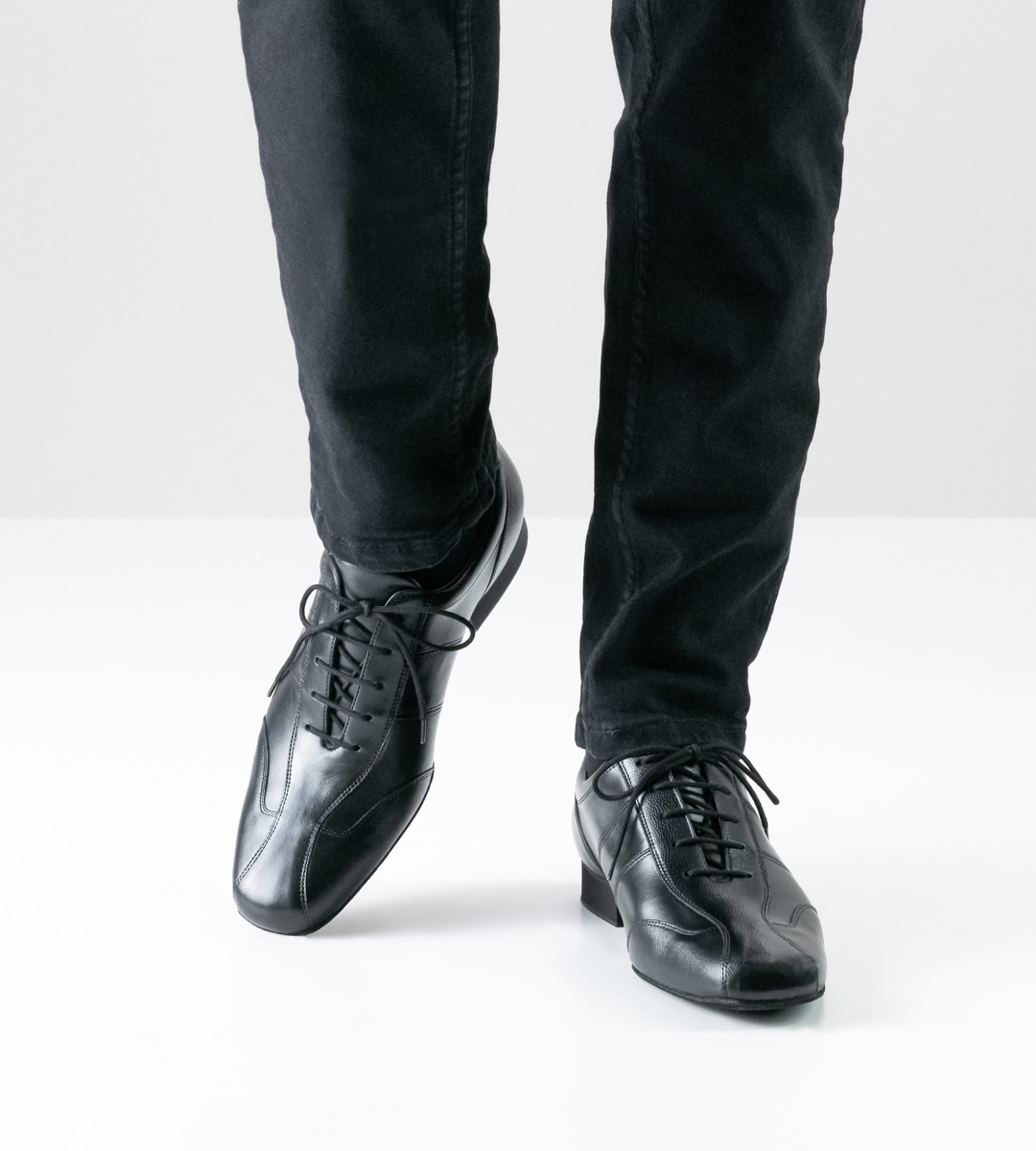 Schwarze Jeans in Kombination mit schwarzem Werner Kern Herrentanzschuh aus Nappa