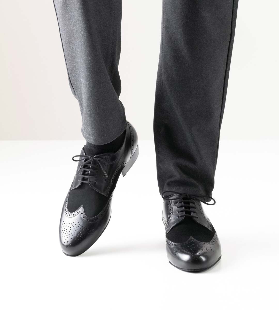 Udine 3 cm hoher Werner Kern Tango Herrenatnzschuh in Kombination mit Hose in grau