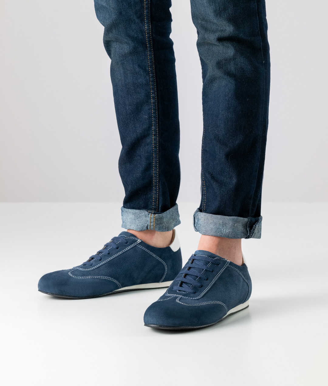 Tanzschuhe in sportlichem Design für Herren in weichem Velourleder von Werner Kern.