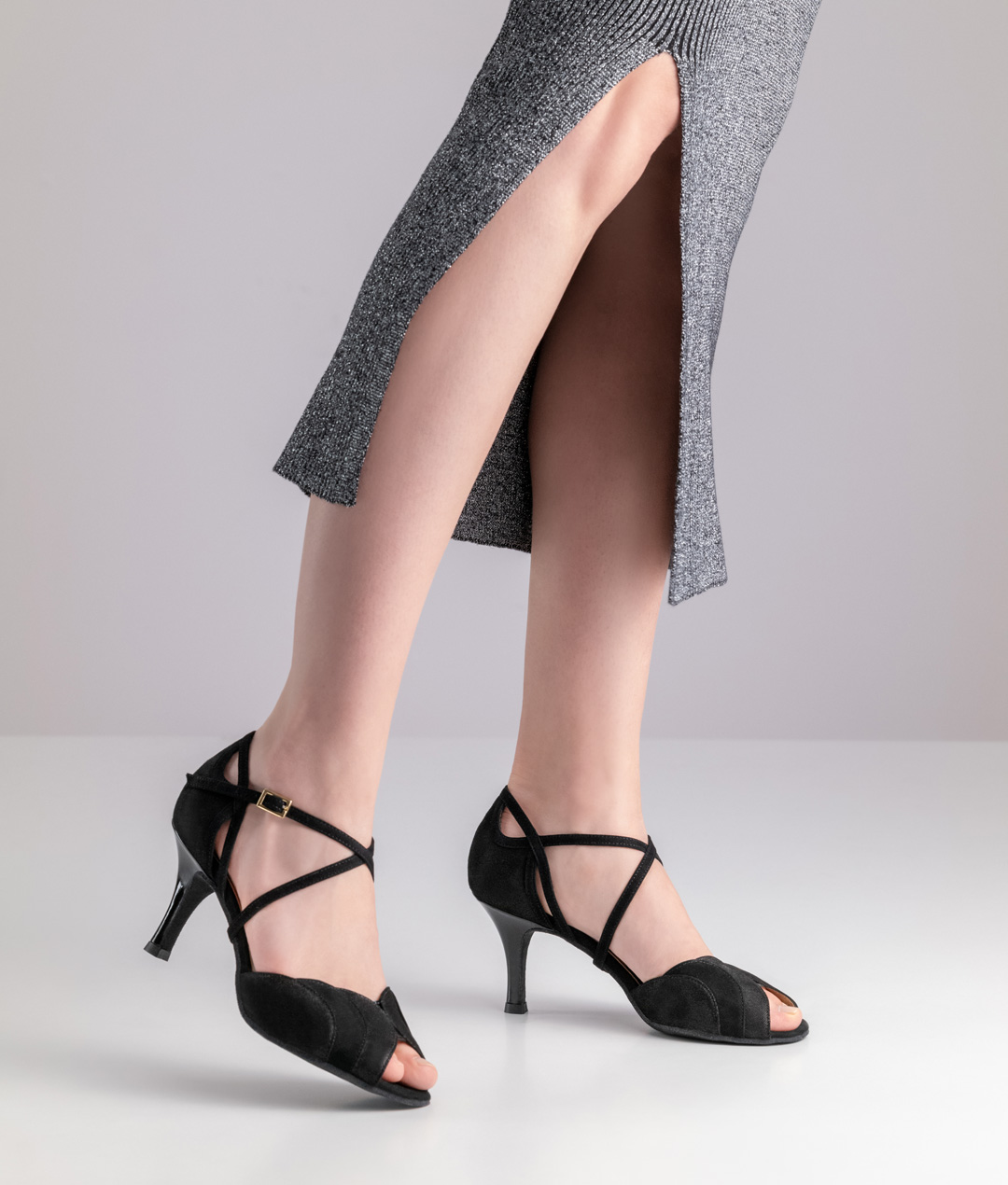 Mara Dezent eleganter offener Tanzschuh Mara aus schwarzem Velourleder von Nueva Epoca mit 6 cm Absatz und schönen Details.