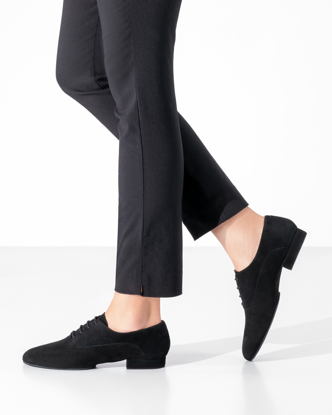 Weicher, schwarzer Velourtanzschuh für Damen zum Schnüren mit geteilter Sohle von Werner Kern