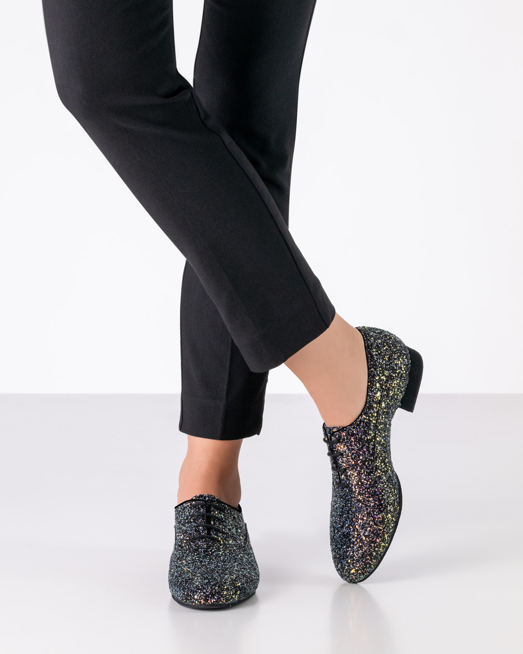 Schnürtanzschuh von werner Kern aus glitzerndem Brokat und 1,5 cm Absatz