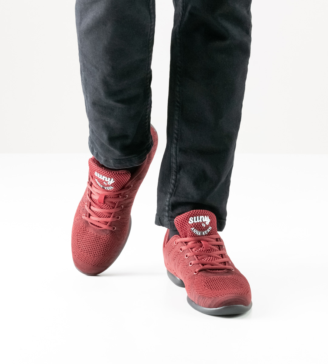 Kizomba Herrentanz-Sneaker von Suny in Kombination mit schwarzer Jeans
