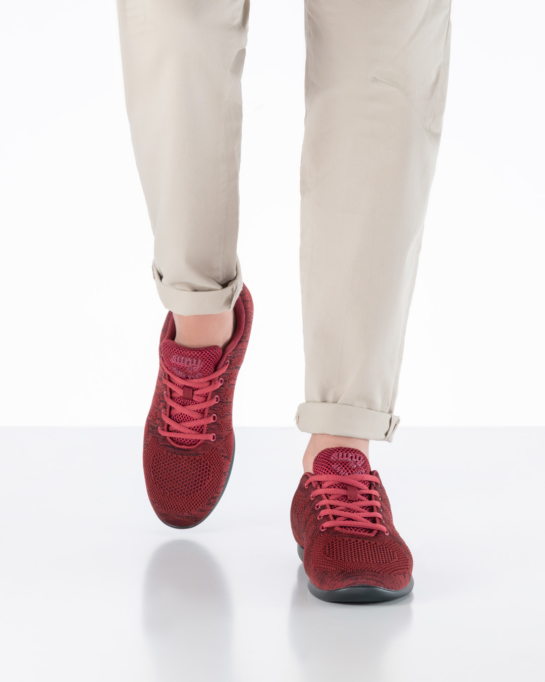 4035 Kizomba Herrentanz-Sneaker von Suny in Kombination mit schwarzer Jeans
