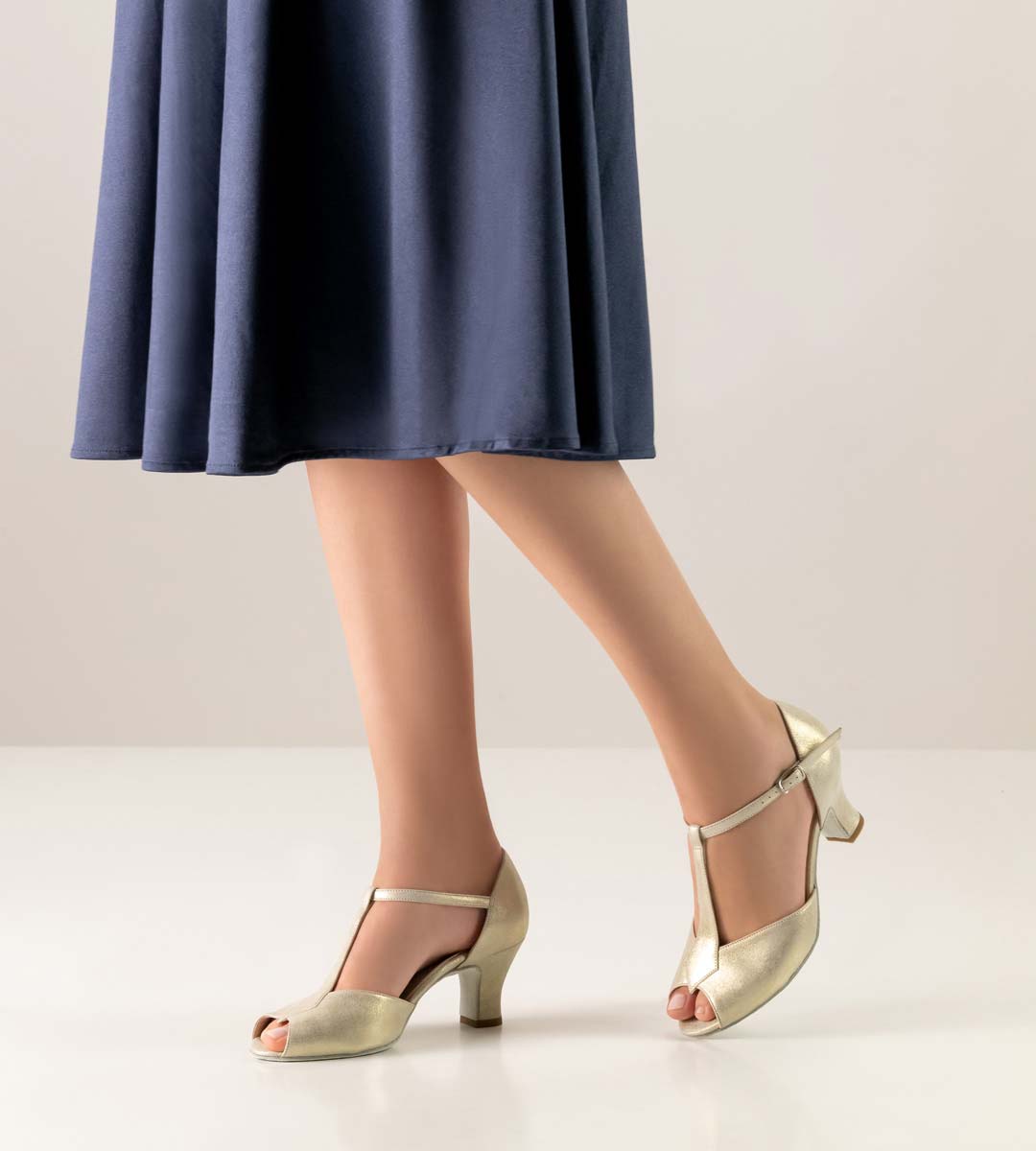 Paulette offener Werner Kern Damentanzschuh in Kombination mit blauem Kleid