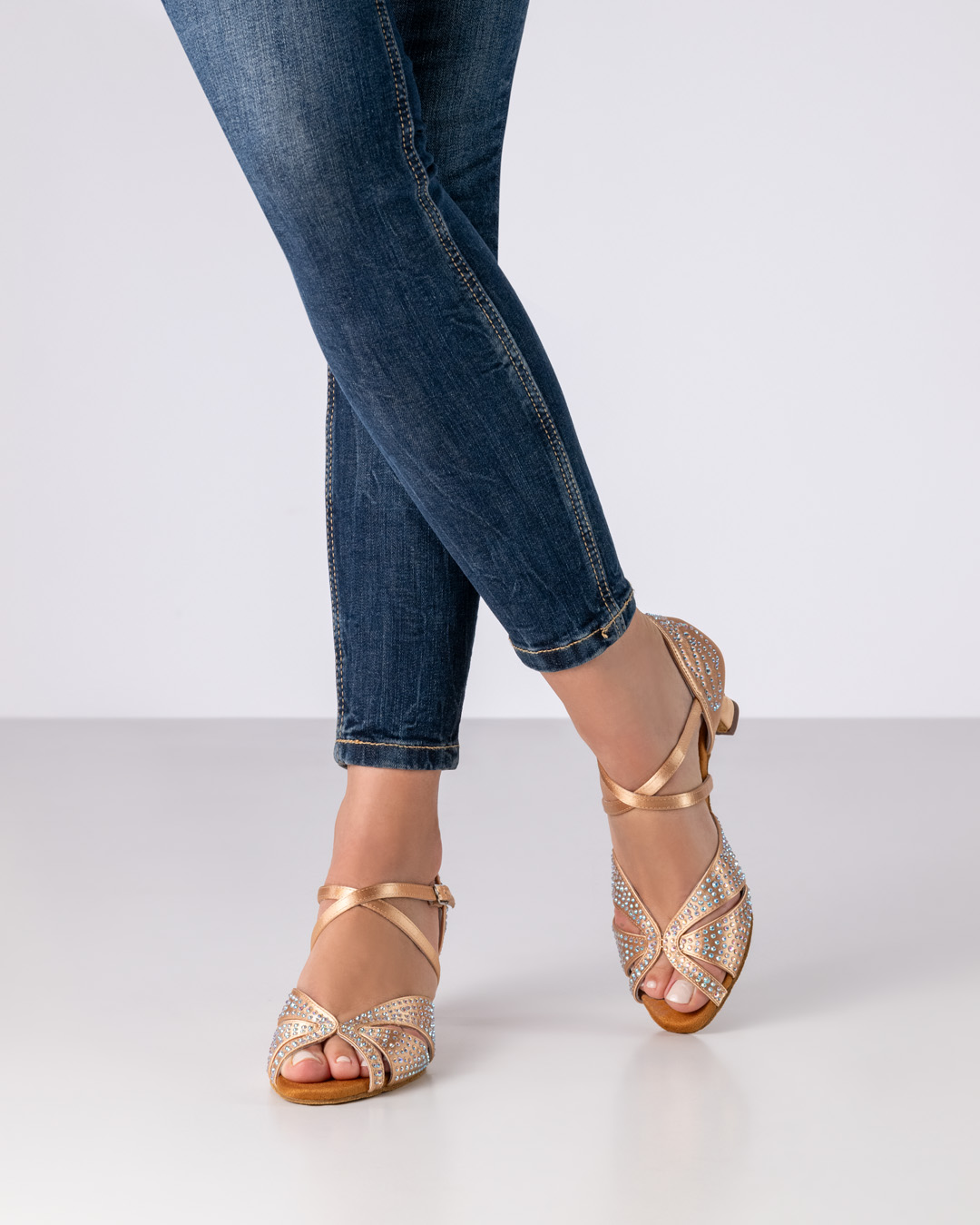 Anna Kern Tanzsandale aus bronzefarbenem Satin mit Strasssteinchen auf dem kompletten Schuh und 5cm Flare Absatz