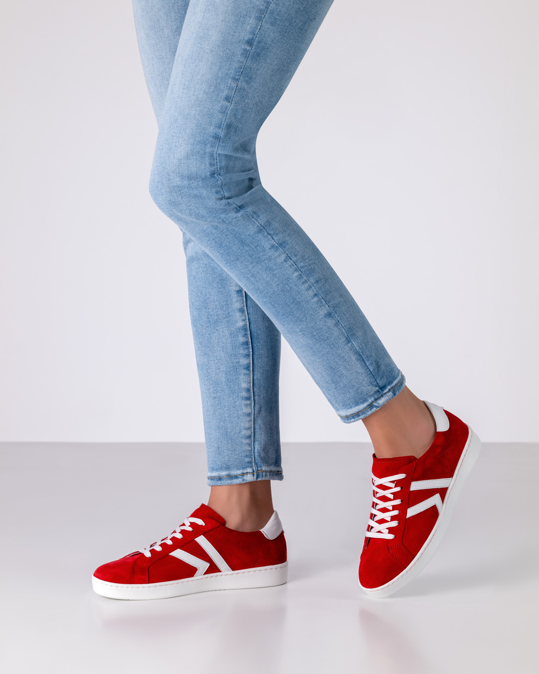 ModischerKnallroter Tanzsneaker von Werner Kern mit weißer Tanzschuhsohle