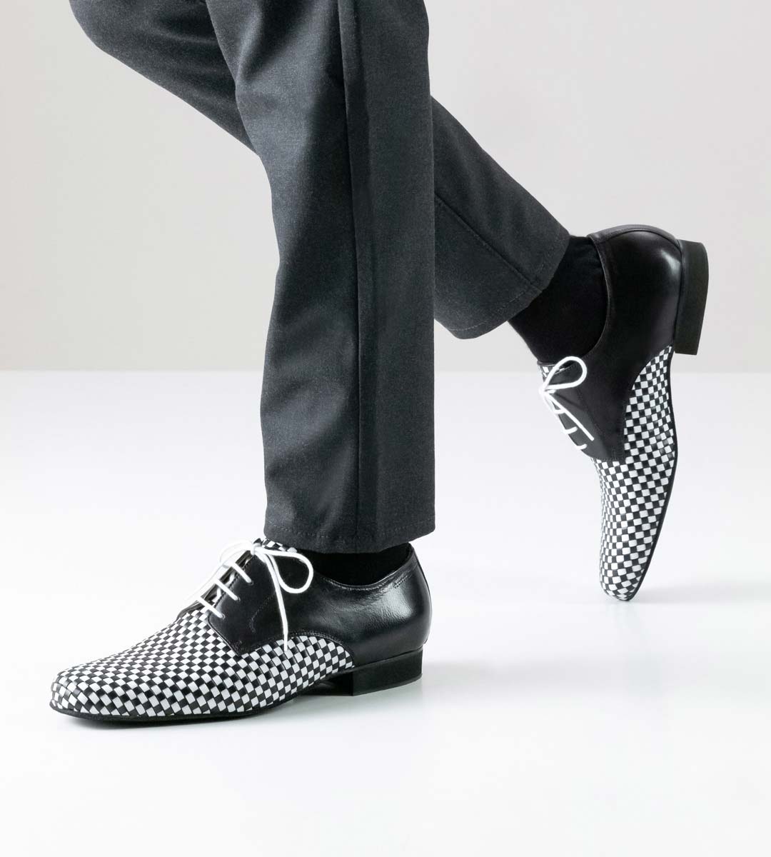 Cordoba Herrentanzschuh von Werner Kern in schwarz-weiß in Kombination mit grauer Hose