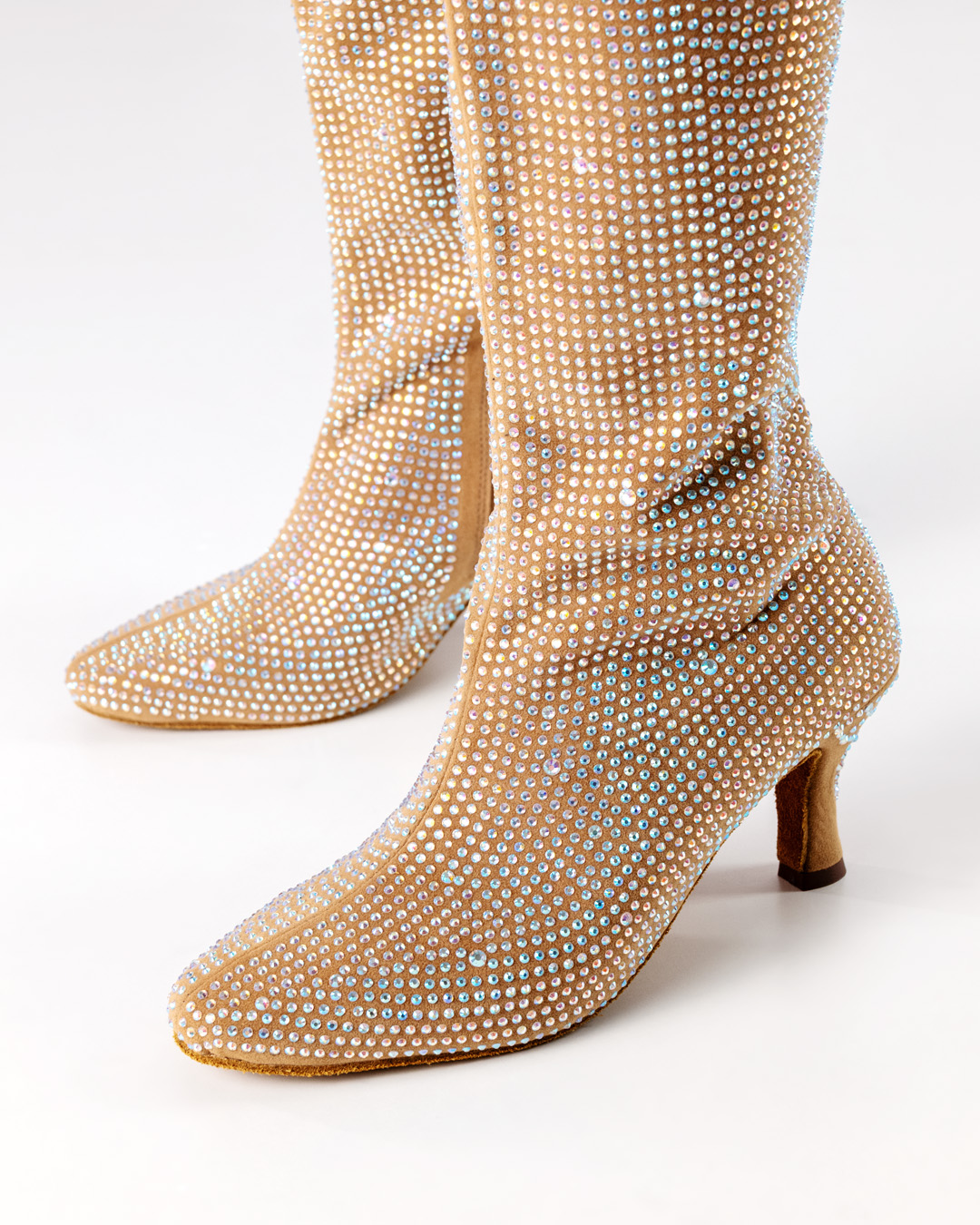 Beiger Tanzstiefel aus Mirofaser mit Strasssteinen und 6 cm Flare Absatz von Anna Kern