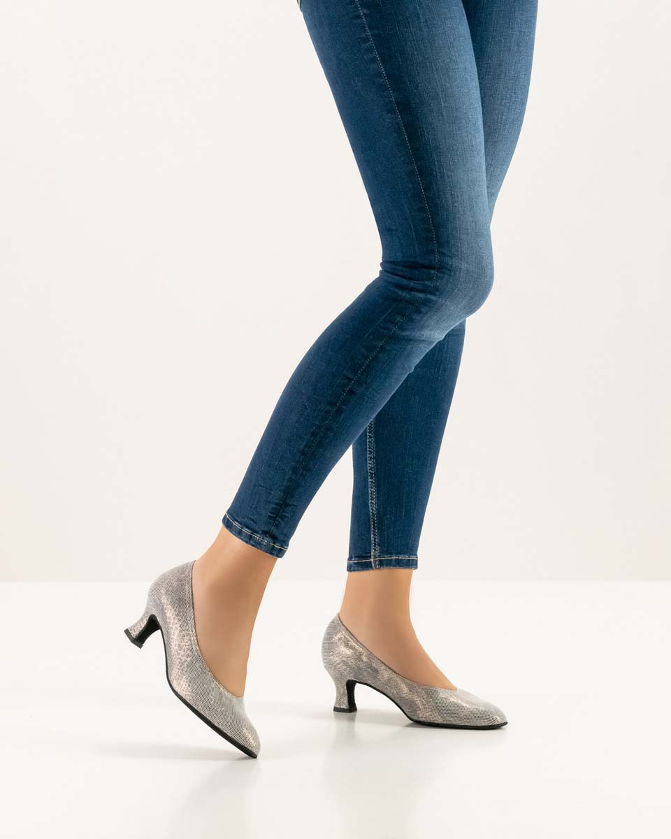 Laura bequemer Werner Kern Damentanzschuh getragen mit blauer Jeans