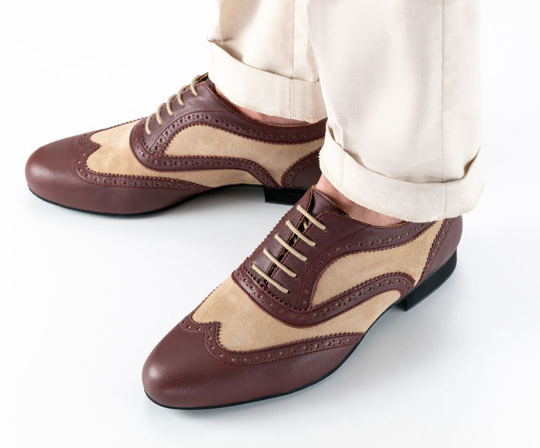 Detailansicht von oben auf den Herrentanzschuh Napoli aus beigem und bordeaufarbenem Leder von Werner Kern 