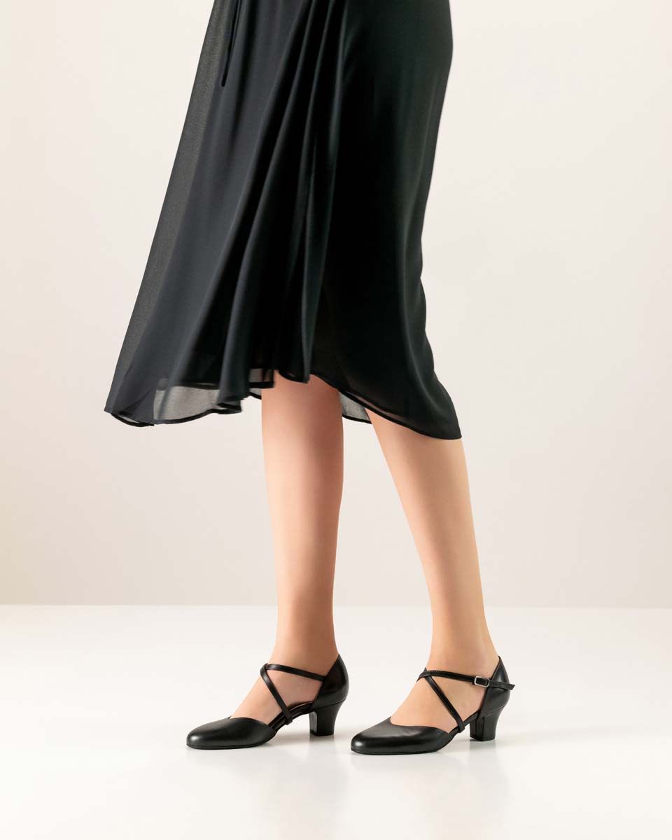 Debby geschlossener Damentanzschuh von Werner Kern kombinert mit einem schwarzen Kleid